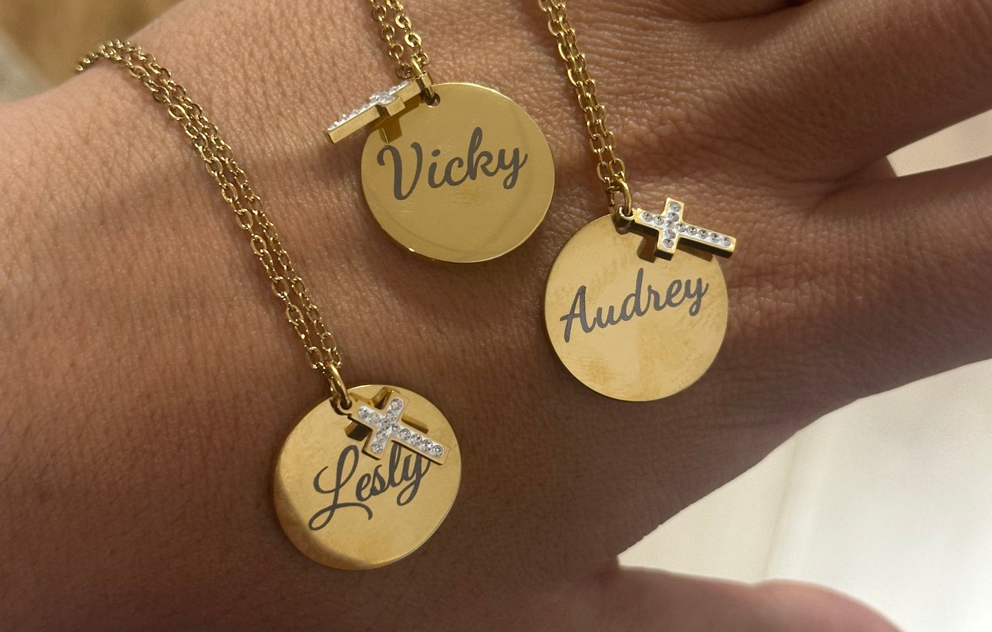 Collier breloque, croix ￼